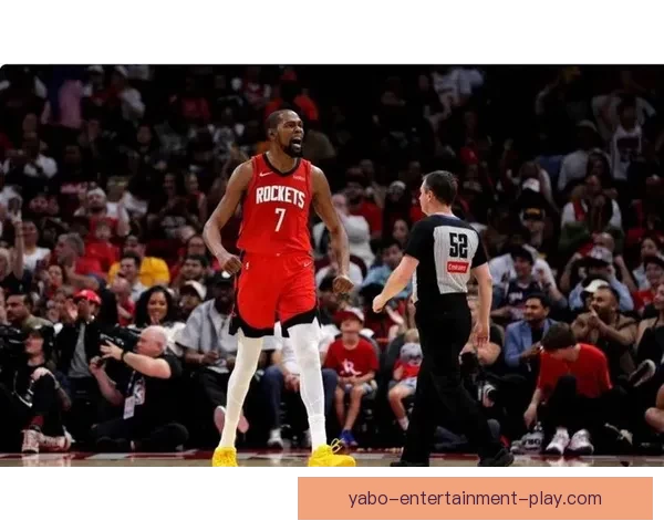 火箭众将庆祝胜利朝杜兰特泼水 乌度卡将比赛用球赠送阿杜