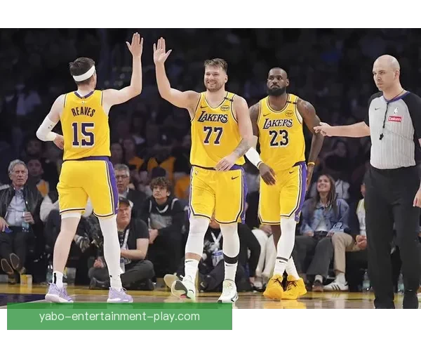 湖人首节崩盘惨输23分遭雷霆碾压里夫斯受伤离场引发担忧